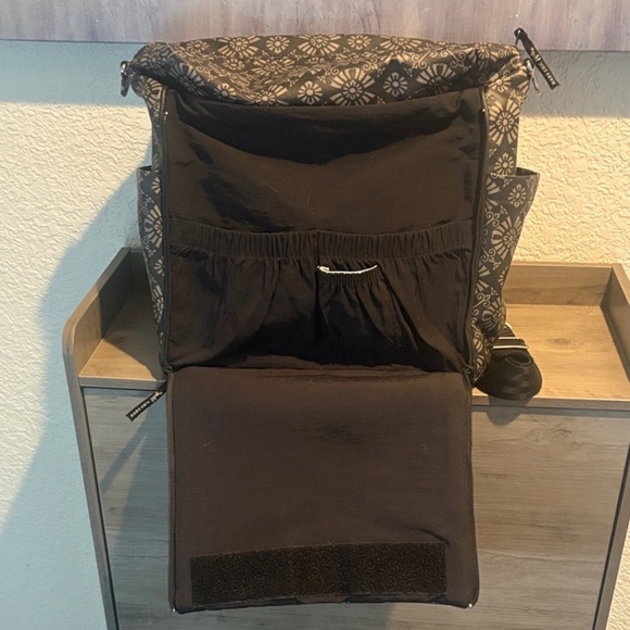 Petunia Pickle Bottom Diaper Bag Backpack Gray Floral w Changing Station - Picture 5 of 6